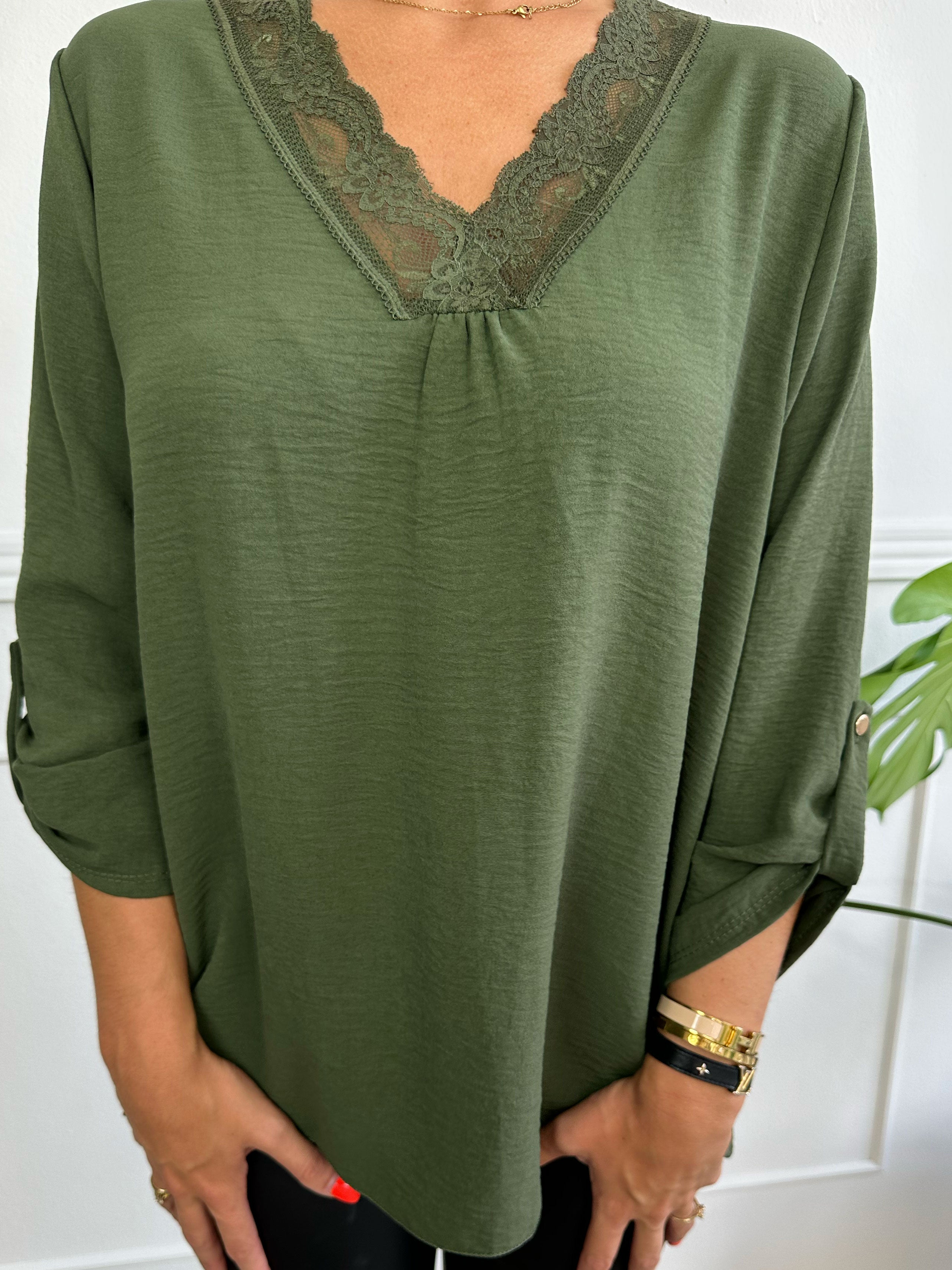Elly Shirt - Simpel bluse med blondekant